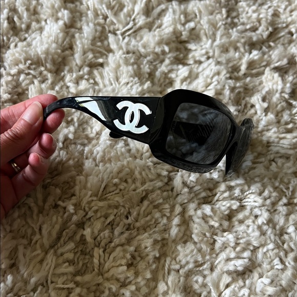 CHANEL Glossy Black Sunglasses with Iconic White Logo - Picture 1 of 8